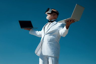 VR 'daki eski iş adamı. Sanal gerçeklik. Gelecekteki teknoloji konsepti. 3D gözlüklü ve dizüstü bilgisayarlı adam.