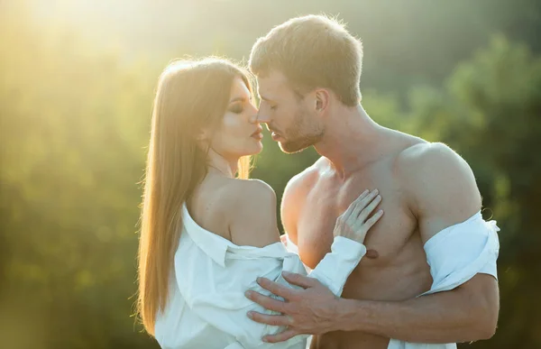 Mladý Zamilovaný Pár Tráví Čas Spolu Muž Objímající Líbající Smyslnou — Stock fotografie