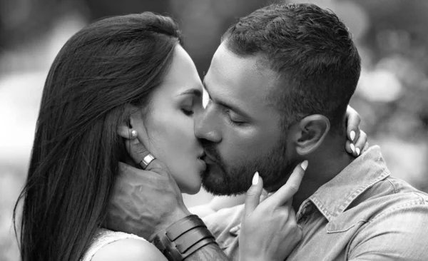 Appassionato Coppia Baci Romantico Amore Ragazza Sensuale Gemendo Con Desiderio — Foto Stock