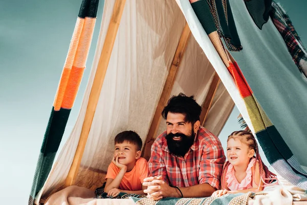 Aileyle Eğlenceli Bir Yaz Tatili Sevgi Dolu Baba Çocuklarla Ilgilenir — Stok fotoğraf