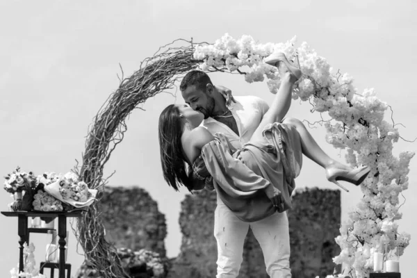 Glad Brudpar Bröllop Nygift Kyss Utomhus Kvinna Och Man Ler — Stockfoto