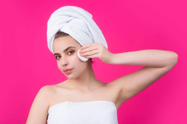 Mujer Con Almohadilla Algodón Tóner Para Limpiar Maquillaje Piel Limpia — Foto de Stock