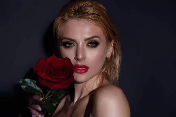 スタジオ美しさポートレートの若いです美しいですセクシー女性とともに赤いバラの花 — ストック写真