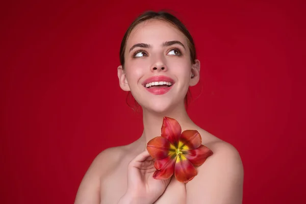 梦中的女人美丽与花朵 赤身露背的郁金香姑娘 美丽的性感女人拿着郁金香 红色背景的工作室肖像 — 图库照片