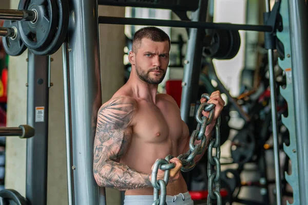 Gemotiveerde Mannelijke Atleet Doet Oefening Met Gewicht Sport Metalen Ketting — Stockfoto