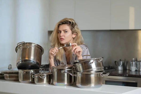 Mujer Cocina Por Mañana Cocinando Comida Ama Casa Con Pijama — Foto de Stock
