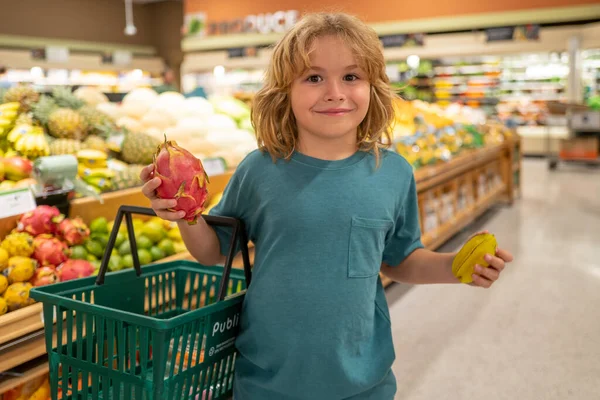 Ragazzo Con Frutta Shopping Supermercato Bambini Che Fanno Spesa Supermercato — Foto Stock