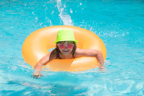 Relájate Salpicaduras Niños Piscina Nadar Actividad Deportiva Acuática Vacaciones Verano —  Fotos de Stock