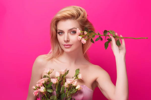 Портрет Красивої Чарівної Мрійливої Дівчини Тримає Рожеві Троянди Ізольованої Рожевому — стокове фото