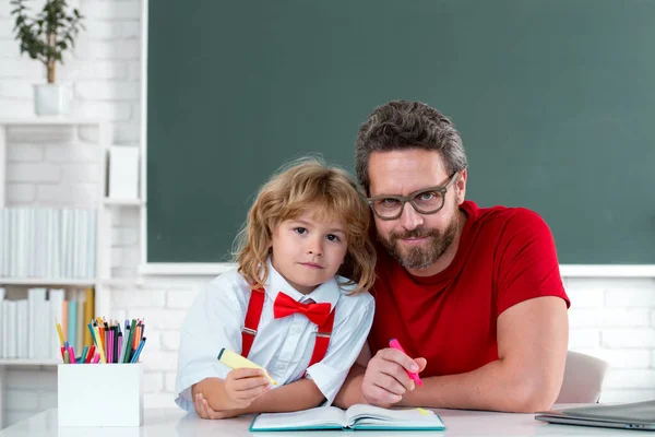 教育和学习概念 爸爸和儿子在学校做作业 可爱的小学男生 — 图库照片