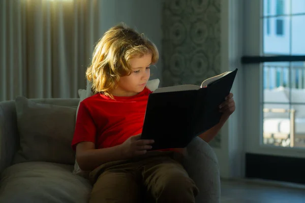 Rapaz Escola Com Livro Livro Leitura Infantil Casa Menino Sentado — Fotografia de Stock