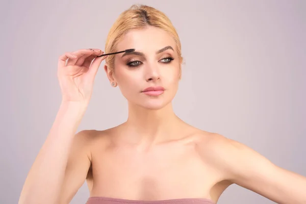 Wimpern Make Schönheit Modell Gestaltung Wimpern Mit Brauenstift Nahaufnahme Womans — Stockfoto