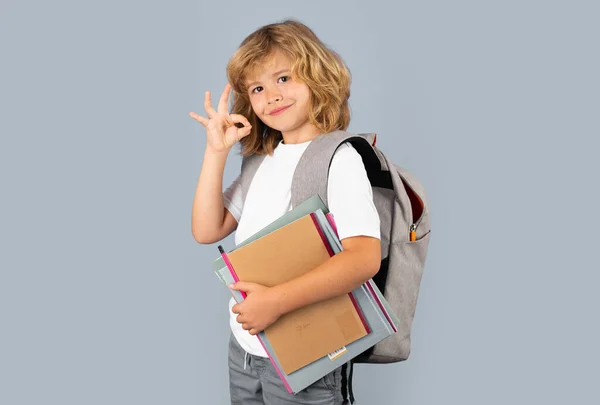 Kleine Schüler Halten Bücher Der Hand Kinderbildungskonzept Kind Schuluniform — Stockfoto