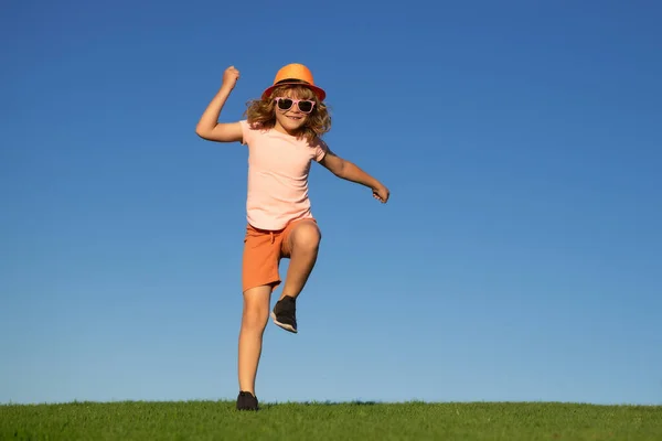Criança Divertindo Correndo Grama Verde Perto Céu Azul Parque Garoto — Fotografia de Stock