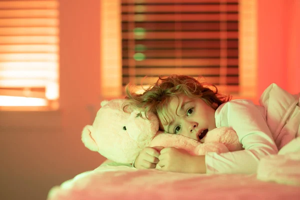 Kind Houdt Van Nachtslons Hij Slaapt Nachtmerrie Voor Kinderen Slaperig — Stockfoto