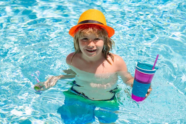 Ragazzino Piscina Con Anello Gonfiabile Vacanze Estive Bambini Nuotare Bambino — Foto Stock