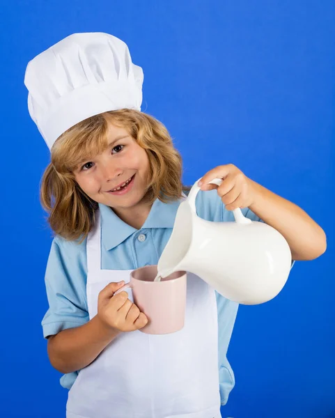 Mleko Dla Dzieci Chłopiec Kucharz Robi Świeże Warzywa Dla Zdrowego — Zdjęcie stockowe