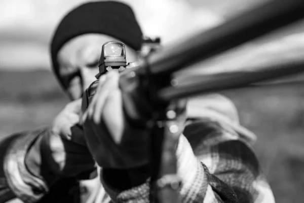 Hunter Target Med Lasersikte Kollimerar Synen Hunter Med Hagelgevär Jakt — Stockfoto