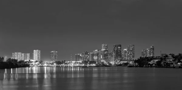 マイアミの夜のダウンタウン 夜のマイアミの高層ビル南のビーチ — ストック写真