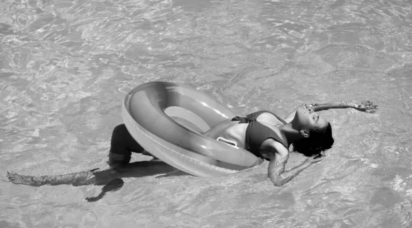 Wakacje Cieszymy Się Opalenizną Kobieta Stroju Kąpielowym Nadmuchiwanym Okręgu Basenie — Zdjęcie stockowe