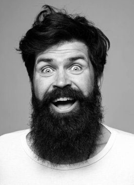 Duygular. Heyecanlı yakışıklı adam. Gülümseyen adamın portresi. Olumlu insan yüz ifadeleri ve duyguları