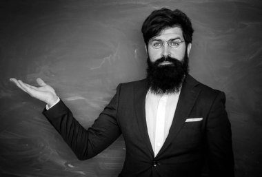 Okula ve mutlu zamanlara geri dönelim. Erkek Üniversite Öğrencisi'nin kapalı mekandaki portresi. Eğitim