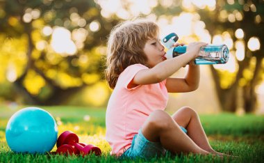 Çocuk sporu. Su içen çocuk. Spor konsepti. Çocuk Sağlığı, Sağlık ve Enerji, Açık hava egzersizleri