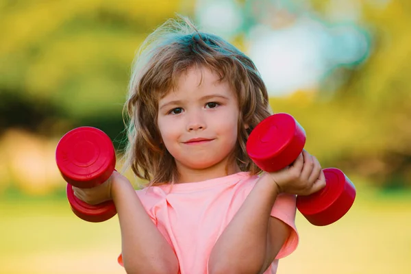 Spor Portresi Çocuklar Fitness Çocuğu Parkda Dambılı Küçük Bir Çocuğun — Stok fotoğraf