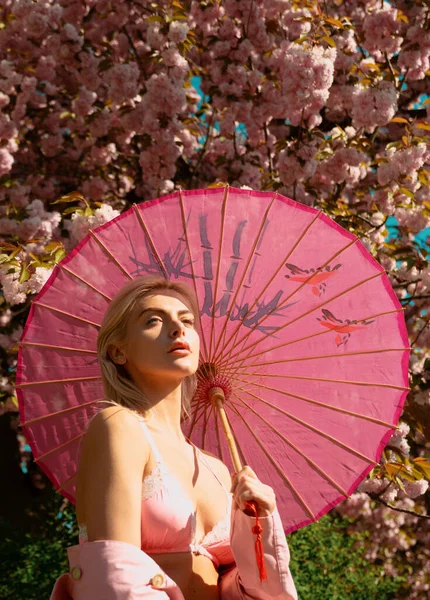 Chica Con Flores Hermosa Mujer Parque Cálido Día Primavera —  Fotos de Stock