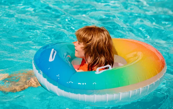 Sommerferien Junge Schwimmbad Kind Aquapark Lustiger Junge Auf Aufblasbarem Gummiring — Stockfoto