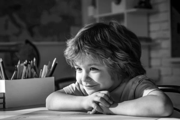 可爱的瞳孔 靠近点 学生学习字母和数字 孩子们在学习黑板桌旁的教室里可爱的男孩 — 图库照片
