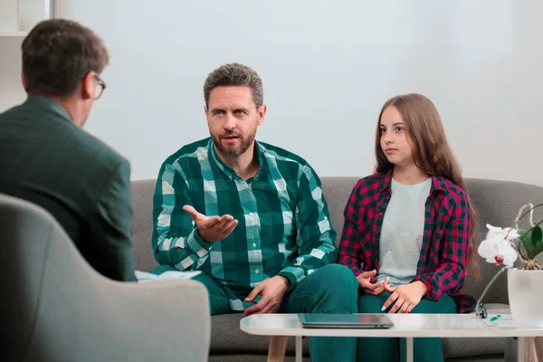 Psychologist Helping Father Daughter Solve Child Problems — Foto Stock