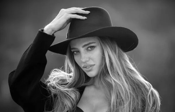 Beautiful Young Woman Fashion Brim Black Hat Tender Girl Fashion — стоковое фото
