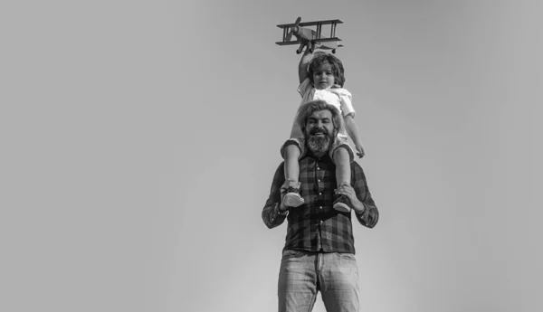 Padre Figlio Giocano Con Aeroplano Legno Ragazzo Seduto Sulle Spalle — Foto Stock