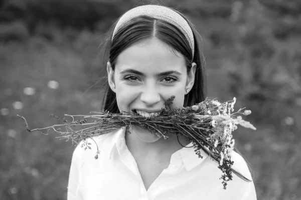 Wegańska Koncepcja Pole Organiczne Wiosenna Dziewczyna Łące Dzikimi Kwiatami Zdrowy — Zdjęcie stockowe