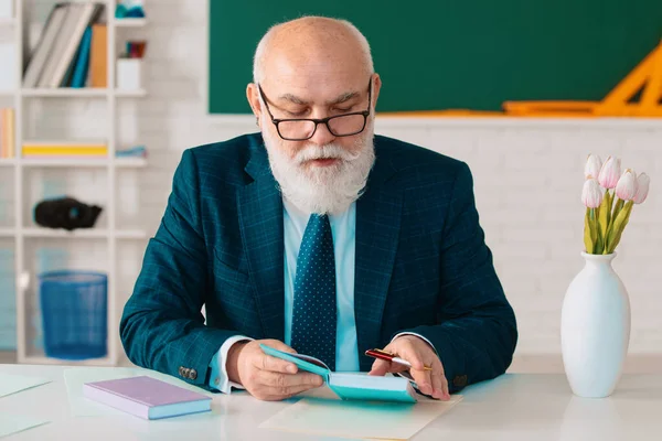 Sınıfta Oturan Yaşlı Erkek Öğretmen Yaşlı Kıdemli Profesör Eski Bir — Stok fotoğraf