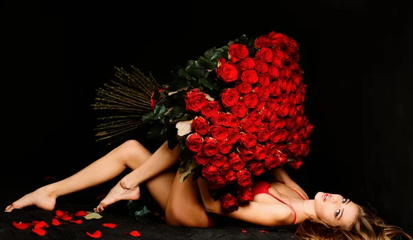 Sexy Sinnliche Frau Mit Rosenstrauß Mädchen Roten Dessous Mit Valentinspräsent — Stockfoto