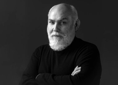 Kıdemli adam. Yaşlı, yaşlı, olgun bir adam. Siyah üzerine yakın portre.