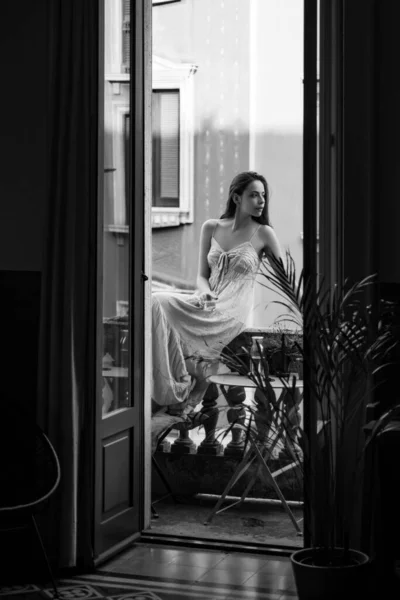 Güzel Genç Bir Kadın Balkonda Sabahın Tazeliğinin Tadını Çıkarıyor Şeffaf — Stok fotoğraf