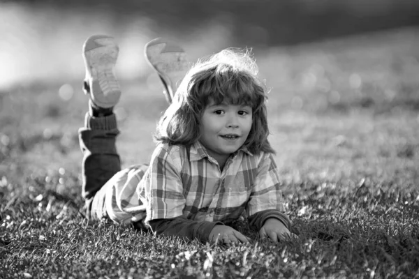 Dítě Venku Dítě Parku Jarní Chlapec Leží Trávě Letní Procházka — Stock fotografie