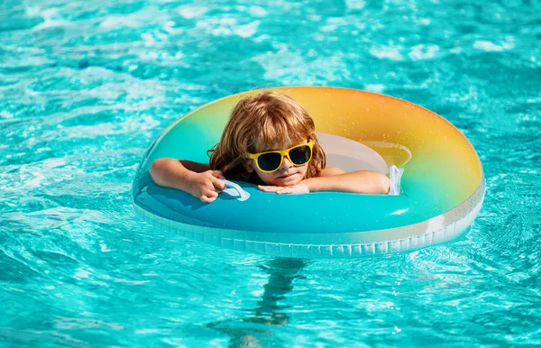 孩子暑假 夏天的孩子周末 男孩在游泳池里 — 图库照片