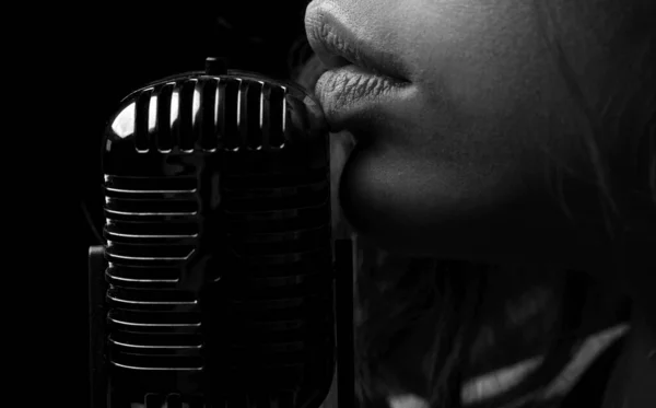 Karaoke Labio Primer Plano Con Micrófono Vintage Una Cantante Sensual —  Fotos de Stock