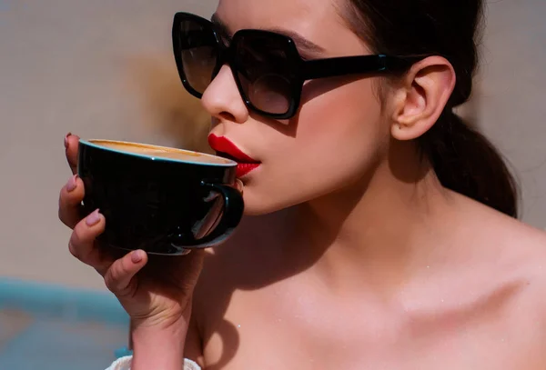 喫茶店でコーヒーを飲む女性 朝の朝食 — ストック写真