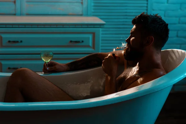Sakallı Adam Banyoda Sigara Içki Içiyor Depresyon Erkeği Olumsuz Duygular — Stok fotoğraf