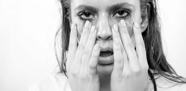Gråtande Kvinna Med Smink Dåliga Känslor Känslomässigt Koncept Hårt Liv — Stockfoto
