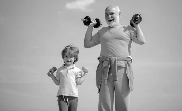 有趣的老男人和小孩带着哑铃健康快乐的生活方式 活跃的家庭喜欢运动和健身 — 图库照片