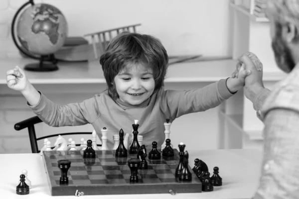 小男孩和父亲下棋 玩得很开心 教育游戏 英俊潇洒的父亲和儿子在一起下棋 — 图库照片
