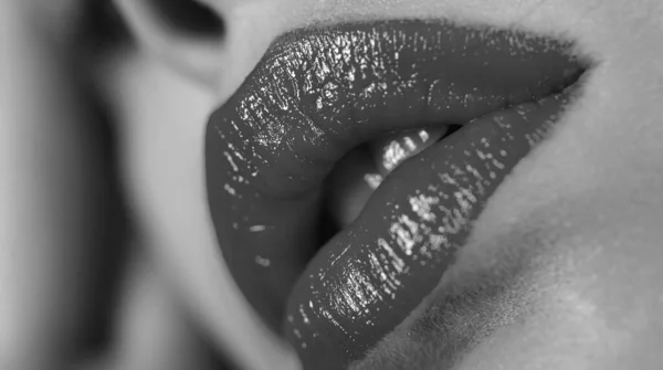 Kobieta Seksowne Zmysłowe Czerwone Usta Makijaż Ust Uwodzicielska Kobieta — Zdjęcie stockowe