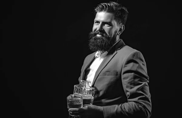 Przystojny Brodaty Biznesmen Pije Drogą Whisky — Zdjęcie stockowe