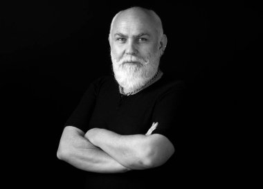 Son sınıf öğrencisinin portresi. Siyah üzerine yakın plan yüz